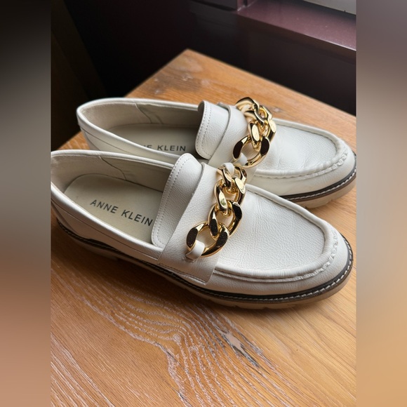 Anne Klein Women's White Leather Loafers with Gold Chain Accent. EUC. Size 9. - Picture 3 of 5